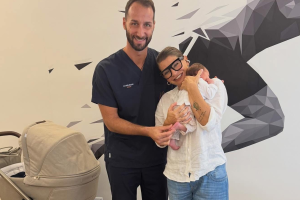 Alessandra Amoroso e la piccola Penelope dall’osteopata: la foto