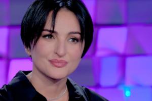 “Verissimo”, Arisa: “Sto vivendo un sentimento, mi fidanzo sempre”