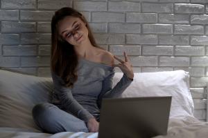 Siti con contenuti per adulti: controllo età obbligatorio dal 12 novembre