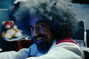 Caparezza: “Convivo con gli apparecchi acustici per l’ipoacusia”