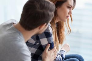 Sunk Cost Fallacy nelle relazioni: perché resti anche quando fa male