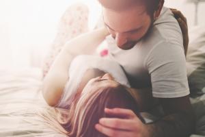 Perché gli uomini bassi sono i migliori partner in una coppia