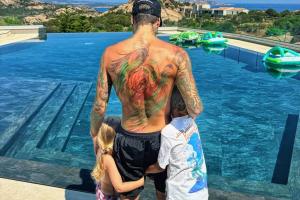 Fedez si tatua un dragone sul fianco: il significato del tatuaggio