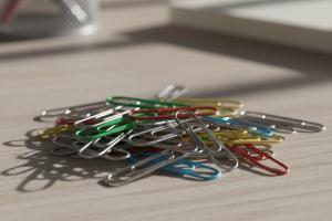 Cos’è il “paperclipping”, quando il tuo ex torna a farsi sentire