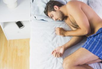 Dopo aver letto questo articolo, non dormirai più con il cellulare sul comodino!