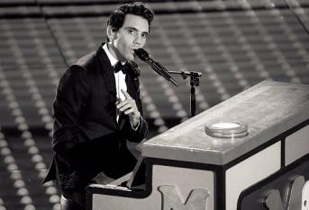 Sanremo, serata delle cover: Mika canta George Michael. E commuove l’Ariston. Sanremo, serata delle cover: Mika canta George Michael. E commuove l’Ariston.