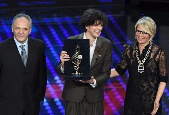 Sanremo: la gara delle cover va a Ermal Meta. Tutte le foto della terza serata