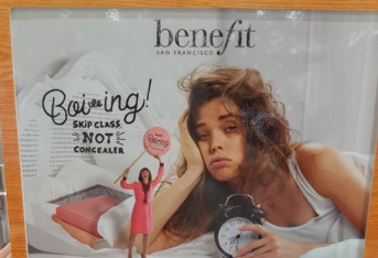 “Salta la lezione, non il make up”: bufera su una pubblicità britannica