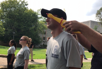 Il “test del pollo” in un’accademia di polizia americana: i cadetti provano a non ridere
