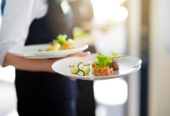 Un ristorante non trova camerieri perché nessuno vuole lavorare il weekend