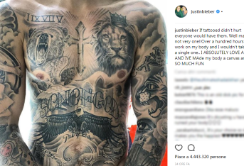 Justin Bieber, selfie a torso nudo: "I miei tatuaggi sono arte"