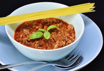 La mamma prepara il ragù, la figlia vegana la minaccia con un coltello: succede a Modena