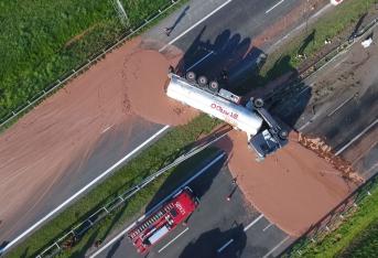 Un tir si ribalta e una valanga di cioccolato invade l’autostrada in Polonia