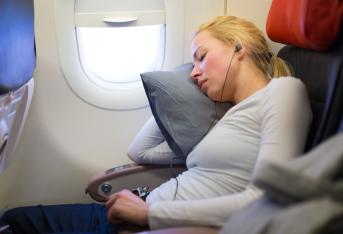 Si addormenta in aereo, al risveglio scopre di essere stata molestata