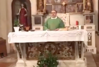 La canzone di Mahmood cantata in chiesa dai ragazzi del coro, il video