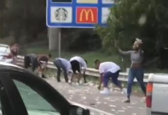 Usa, piovono banconote: in autostrada si scatena il caos