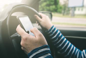 Si schianta con l’auto in diretta Facebook, muore il figlio quattordicenne