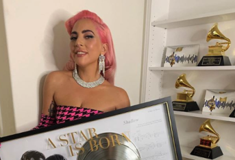 Lady Gaga posta una foto con i capelli rosa per festeggiare un anno di A Star is Born