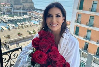 Elisabetta Gregoraci: serenata a sorpresa sul lungomare di Napoli