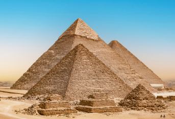 Video virale mostra un cane in cima alla Grande Piramide di Giza