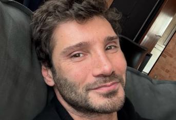 Stefano De Martino, prima e dopo: l’esperta svela i “ritocchini”