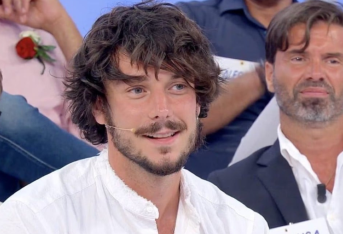 “Uomini e Donne”, tronista cacciato: “Scriveva ad un’altra donna”