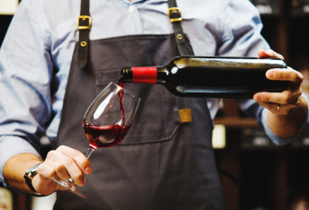 La lunghezza delle dita incide sul consumo di alcol: lo studio