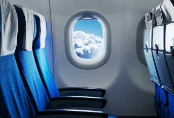 Alzare le tendine in aereo: un gesto che migliora la sicurezza