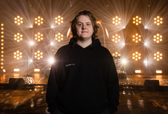 Lewis Capaldi si mette a nudo in “How I’m Feeling Now”