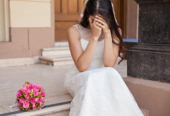 Damigella nuda all'altare: scandalo al matrimonio, la sposa in lacrime