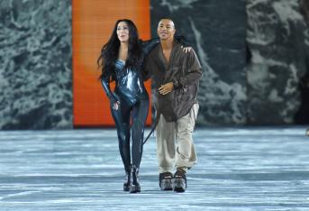 Cher sfila a 76 anni sfila con body scollato e anfibi