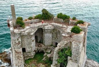 40mila dollari per vivere un mese (senza luce) in un castello in mezzo al mare