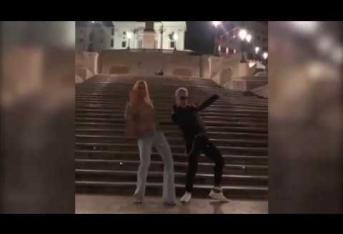 La Hunziker balla con Vacchi a Piazza di Spagna: il video virale