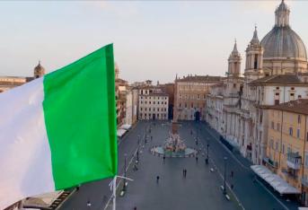 Giovane chitarrista romano suona Morricone in una Piazza Navona deserta: il video che emoziona