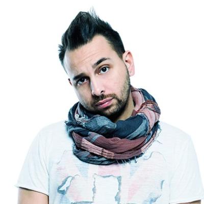Alan, deluso perché non ha cantato, si esibisce con Amore Bello di Baglioni