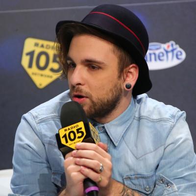 Alessio Bernabei arriva nel salotto di 105 Mi Casa 