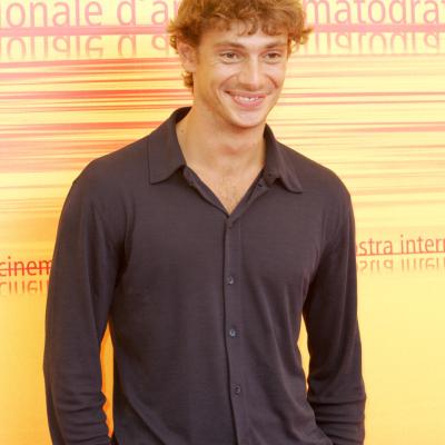 Giorgio Pasotti nel salotto di 105 Mi Casa per parlare del suo spettacolo teatrale "Il Metodo" 