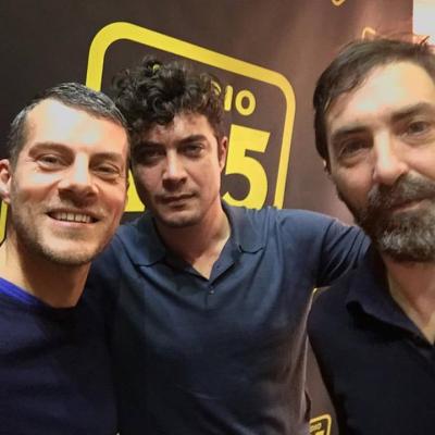 Due belli nel salotto di Max Brigante: Riccardo Scamarcio e Stefano Mordini per "Pericle il nero" PT2