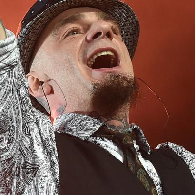J-AX entra nella casa di Max Brigante 