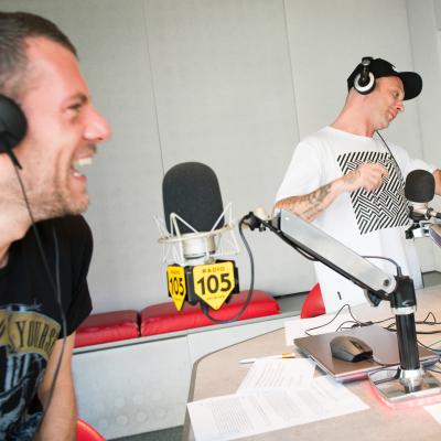 C'è Clementino nella Casa di Max Brigante! Ci fa sentire come si fa a fare freestyle e poi ecco il test del vero bomber!