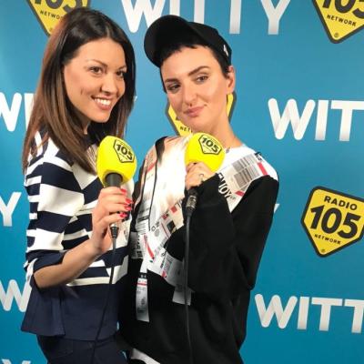Arisa con Ylenia nel backstage di Amici 17