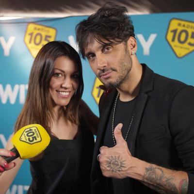 Fabrizio Moro con Ylenia nel backstage di Amici 17