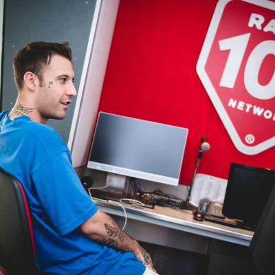 Fred de Palma canta D'Estate Non Vale sulla base "Da 0 a 100" 
