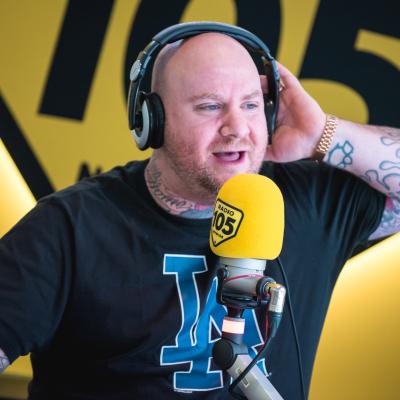 Jake La Furia a 105 Mi Casa canta una sua canzone su un'altra canzone