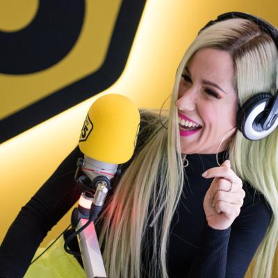 Baby K canta una strofa di "Certe Cose" su un'altra base a 105 Mi Casa