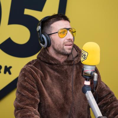 Danti a 105 Mi Casa canta Marginale su Englishman in New York