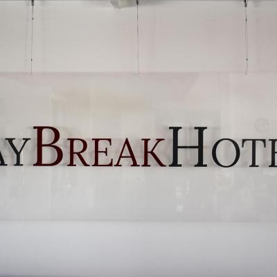 Hai perso "105 Start-up!"? Riascolta la storia di DAY BREAK HOTEL