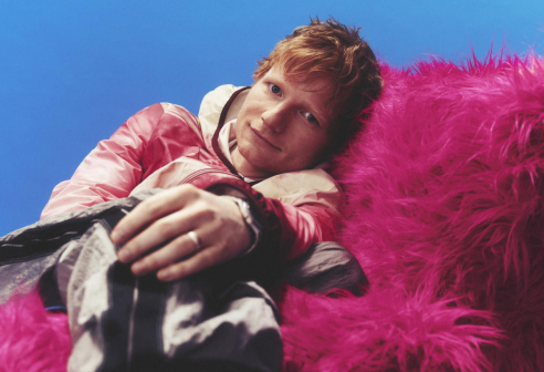 Ed Sheeran lancia il nuovo album “Play” con il singolo “Camera”