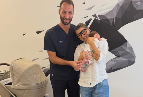 Alessandra Amoroso e la piccola Penelope dall’osteopata: la foto