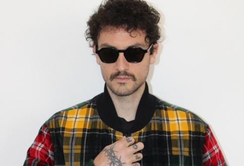 Carl Brave, le date e la scaletta del tour “Notti Brave Amarcord”